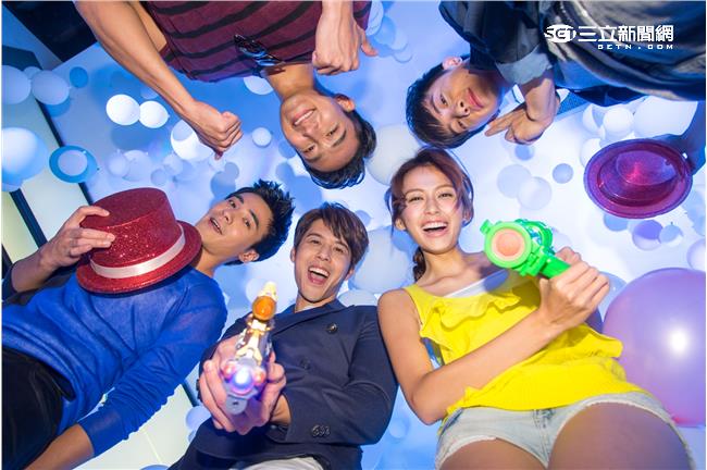 收視亮眼！胡宇威、袁艾菲玩水槍慶功