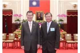 強冠公司董事長葉文祥在2011年榮獲中華民國優良商人（金商獎）　圖／截自強冠公司官網