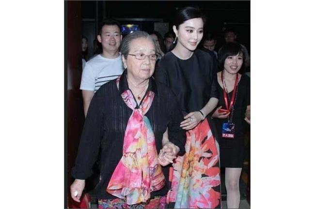 「金鎖」同台容嬤嬤　牽手擁抱泯恩仇