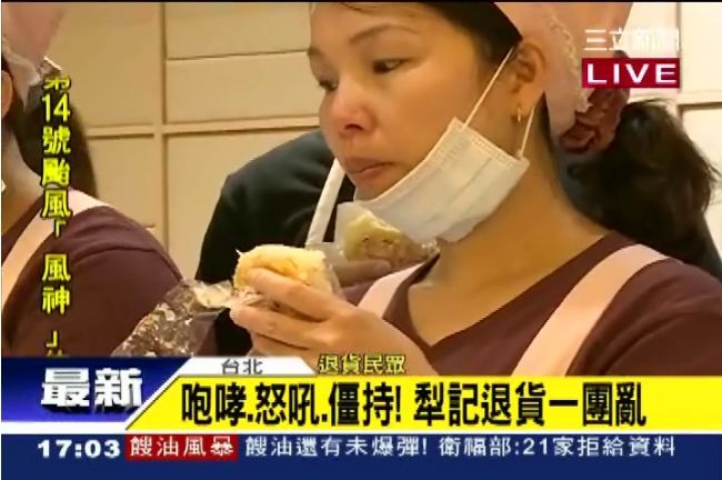 犁記店員吃餅落淚　網友嗆：助紂為虐