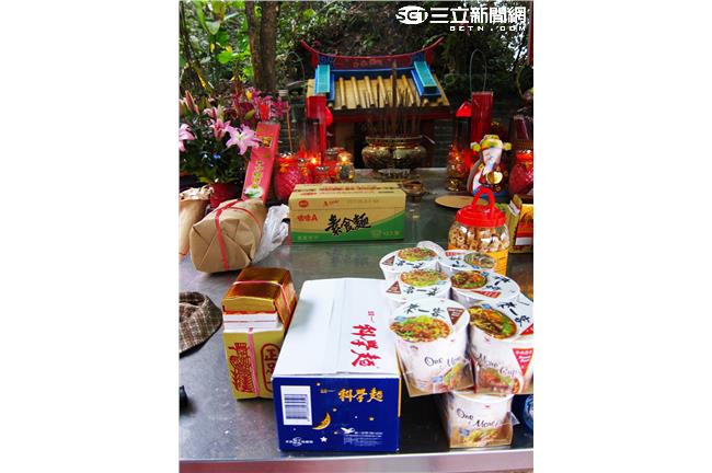 土地公伯揪感心！請香客吃泡麵吃福氣