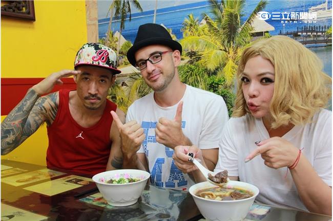 小甜甜扮史嘉蕾喬韓森　直闖露西場景