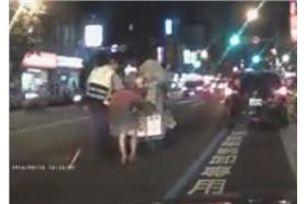 警察幫資源回收老人推車_臉書影片