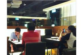 低頭族／Candy Lee攝