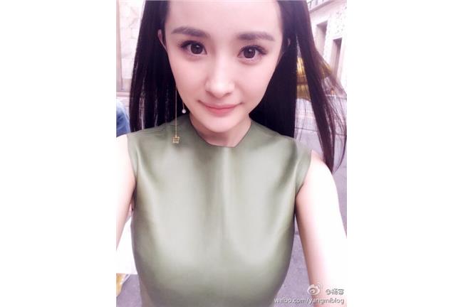 楊冪產後復出包緊緊　驚人乳量藏不住