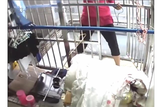 影／板橋驚現女蜘蛛人？攀牆潛屋告白