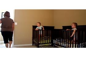 雙胞胎逃脫嬰兒床 圖／截自Jennifer Pool Youtube