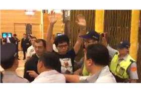 PTT／怕馬總統太難堪？警方疑「假摔」指控丟書男襲警（臉書影片）