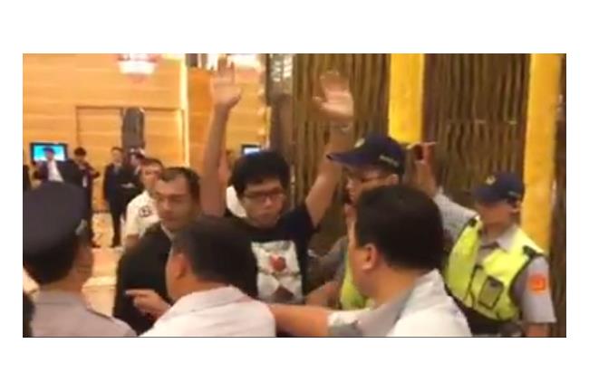 怕總統太難堪？警疑假摔控丟書男襲警