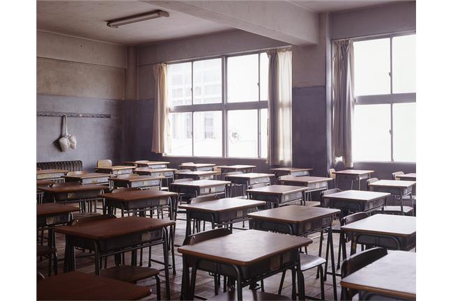小情侶教室摟抱親吻　嗆：關你屁事