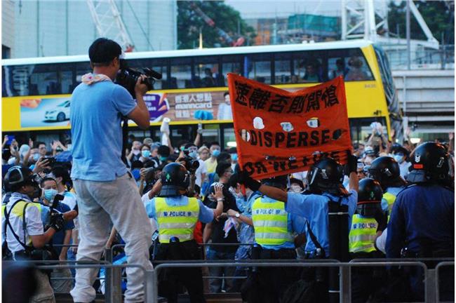 佔中持續升溫　港警出動催淚彈驅離