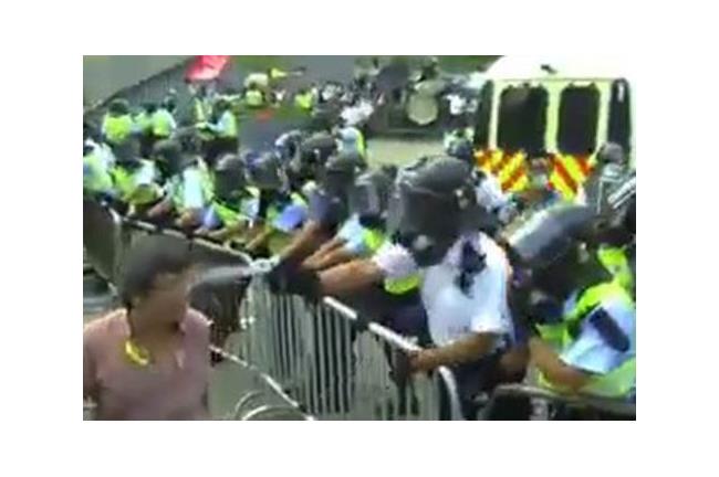 怒！港警硬拉老人家　朝眼噴胡椒噴霧