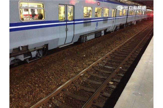 新／板橋浮洲火車站　男乘客卡火車底