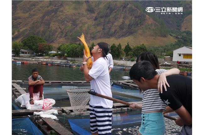 玩夜市終極版撈金魚　阿達小敏險落水