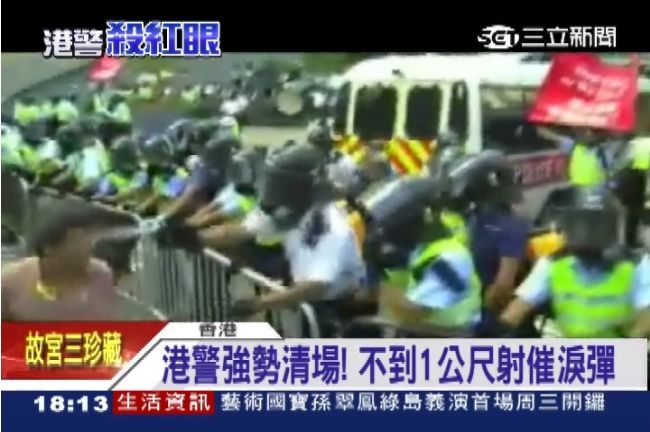 胡椒水狂噴阿婆眼睛　民眾嗆港警無恥
