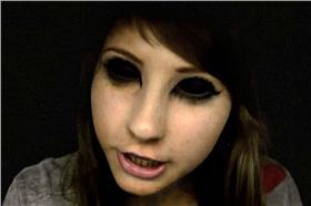 黑眼女孩/翻攝自mirror.co.uk