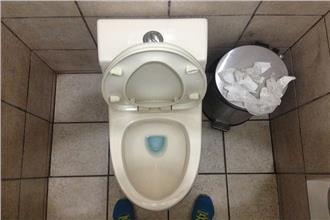 手機進水、掉馬桶怎麼辦？四步驟教你