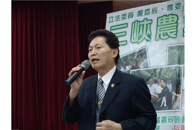 邱毅上身？藍委：港警用香蕉水驅離