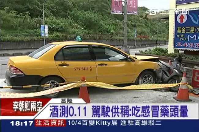 躲不過這劫　婦閃車換位下一秒就遭撞