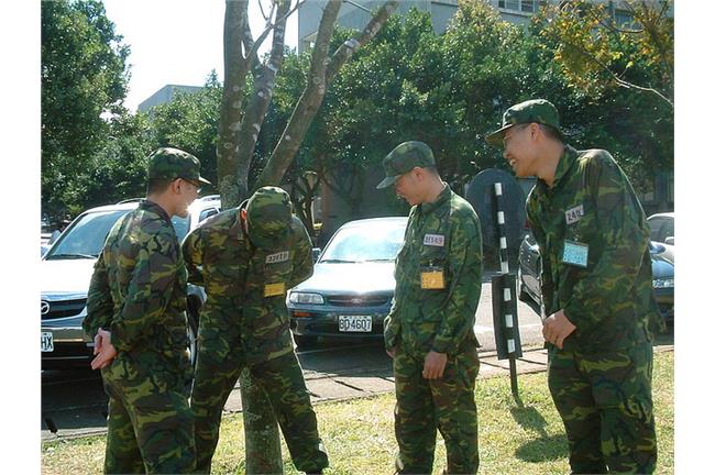 吃飯前報出體重　士兵控營長歧視胖子