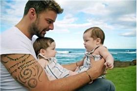 瑞奇馬汀／http://walangtrue-love.blogspot.tw/2013/05/photo-of-day-ricky-martin-cute-babies.html