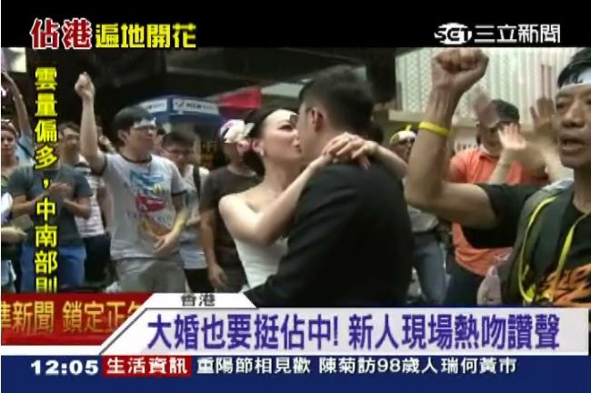 「佔中」當背景！香港新人另類結婚