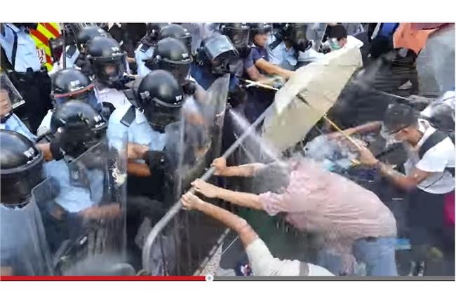 警察違法？暴民？警民對峙畫面曝光