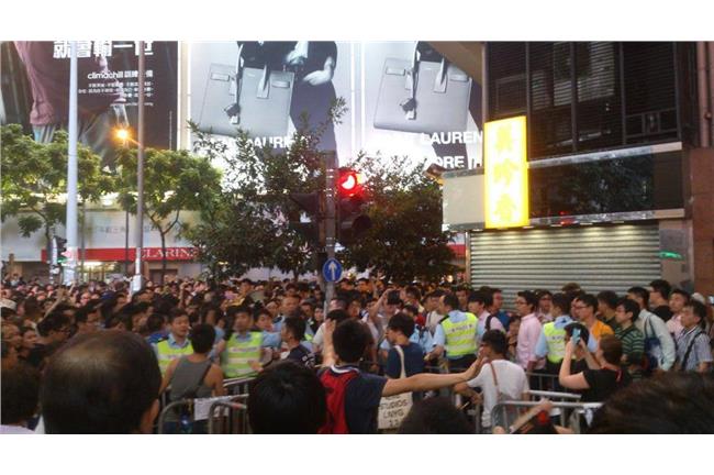 新／大批黑道衝入佔中行動集會區！