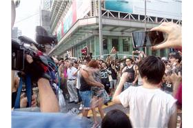 佔中/在旺角中心呼喚愛  情侶求婚激吻 高喊我要真普選(翻攝自926平民在政總現場FB)