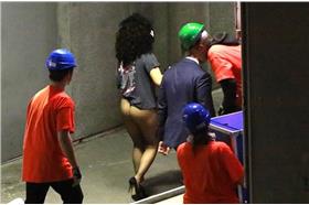 ▲女神卡卡大膽露出兩顆蜜桃臀。（圖／翻攝自每日郵報）