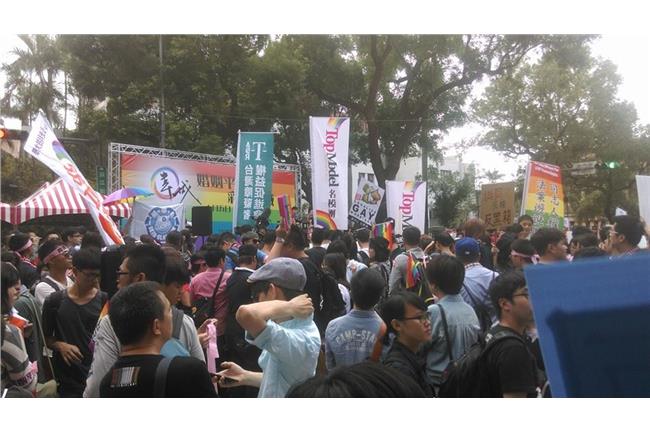 2萬人挺同志結婚　5家長戴口罩反對