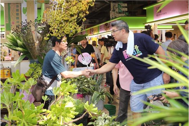 說好不插的　連勝文插旗幟喊沒違規