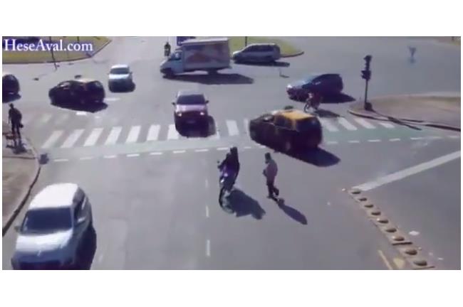 神走位！紅綠燈全壞　路人輕鬆閃百車