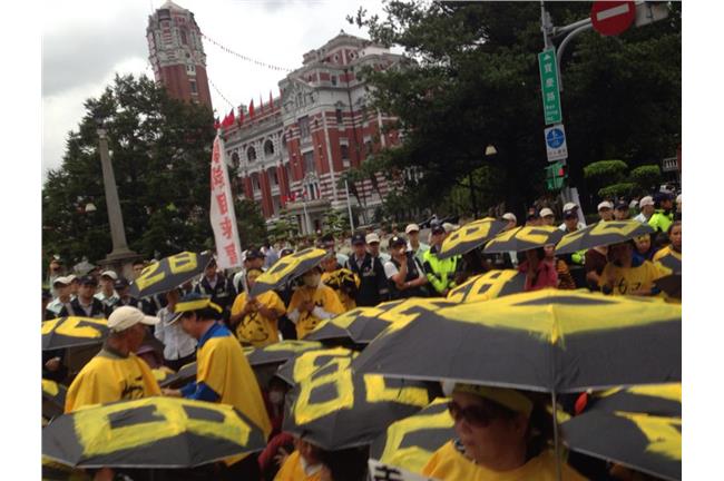 國慶前警民衝突？華隆自救會佔總統府