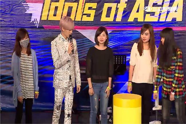 毛弟和粉絲玩抱抱大風吹