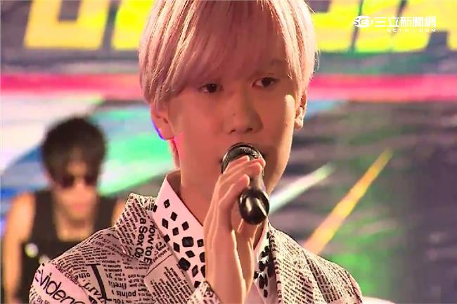 毛弟對粉絲深情唱歌