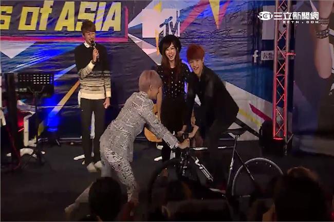 王子騎著毛弟的生日禮物腳踏車出場，感情好