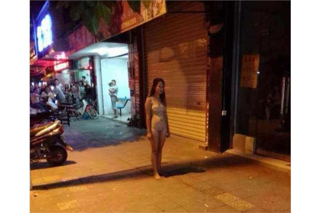 辣妹為了愛瘋6新機　街頭大膽裸奔