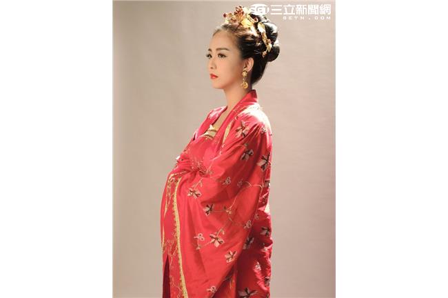 周曉涵扮霸氣奇皇后　喊想演女女戀