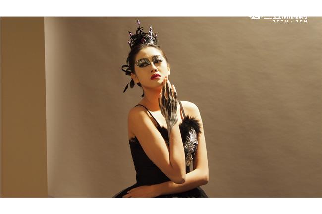 性感黑天鵝賴琳恩竟素顏參加內衣趴！