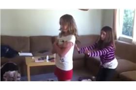 外國姊妹玩信任遊戲。 圖／截自名明名YouTube