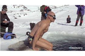 只穿小泳褲游過格陵蘭島下冰水的男人　圖／翻攝自Discovery Channel (DK)臉書