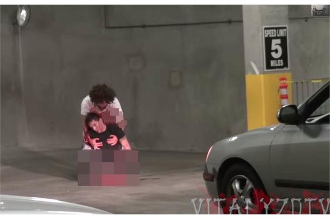 影／慎入！停車場竟驚見殺人魔在鋸人