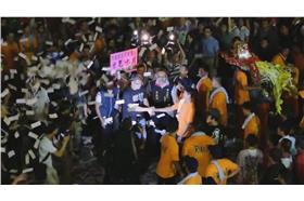 對神明無禮？連勝文拜票疑硬闖陣頭 　遭爆干擾神將拜廟（youtube影片）