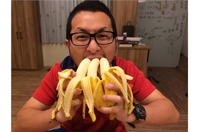 九把刀假清寒？堂弟在部落格爆家醜