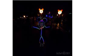 萬聖節父親把女兒打扮成「LED火柴人米妮」圖／取自Glowy Zoey LED suitsfacebook