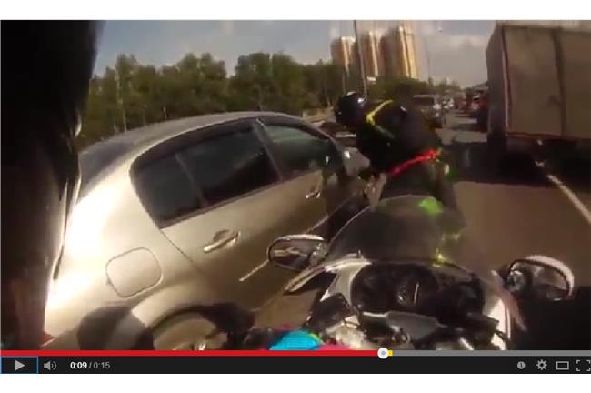 轎車不讓鑽車縫惹禍　騎士怒劈後照鏡