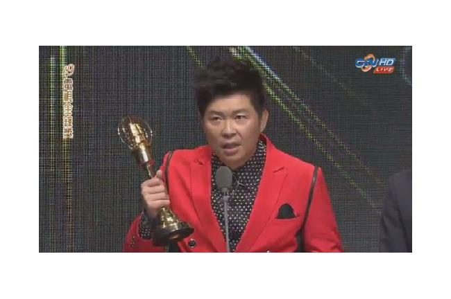 曾國城跪著領獎　自信大喊：應該拿的