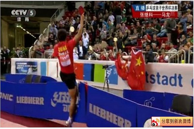 奪冠爽翻？陸桌選手「踢爛」廣告牌