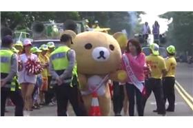 美女議員請啦啦熊掃街拜票　下體竟撞上三角錐蛋疼撲街（臉書）